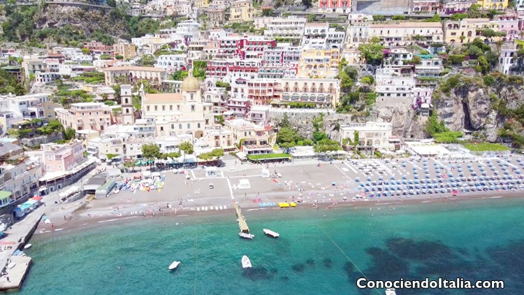 Aquí pueden ver la playa pública y la playa privada de Positano (Marina Grande)