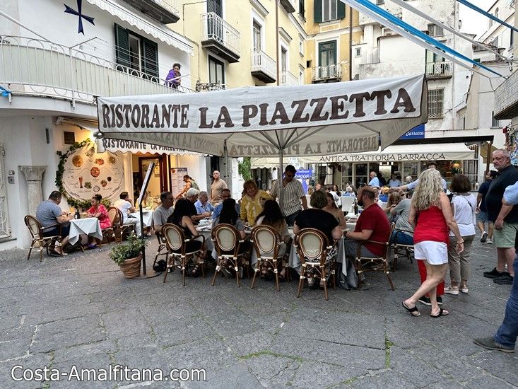 Restaurante en plena plaza de Amalfi