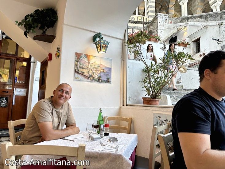 Esperando nuestra pizza en Amalfi, justo bajo la Catedral