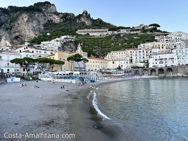 Playa principal de Amalfi por la tarde