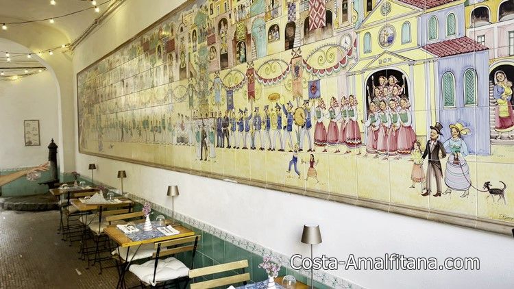 El pueblo está decorado con muchos murales de cerámica